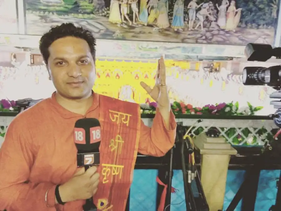 Gaurav reporting from a Janmashtami celebration